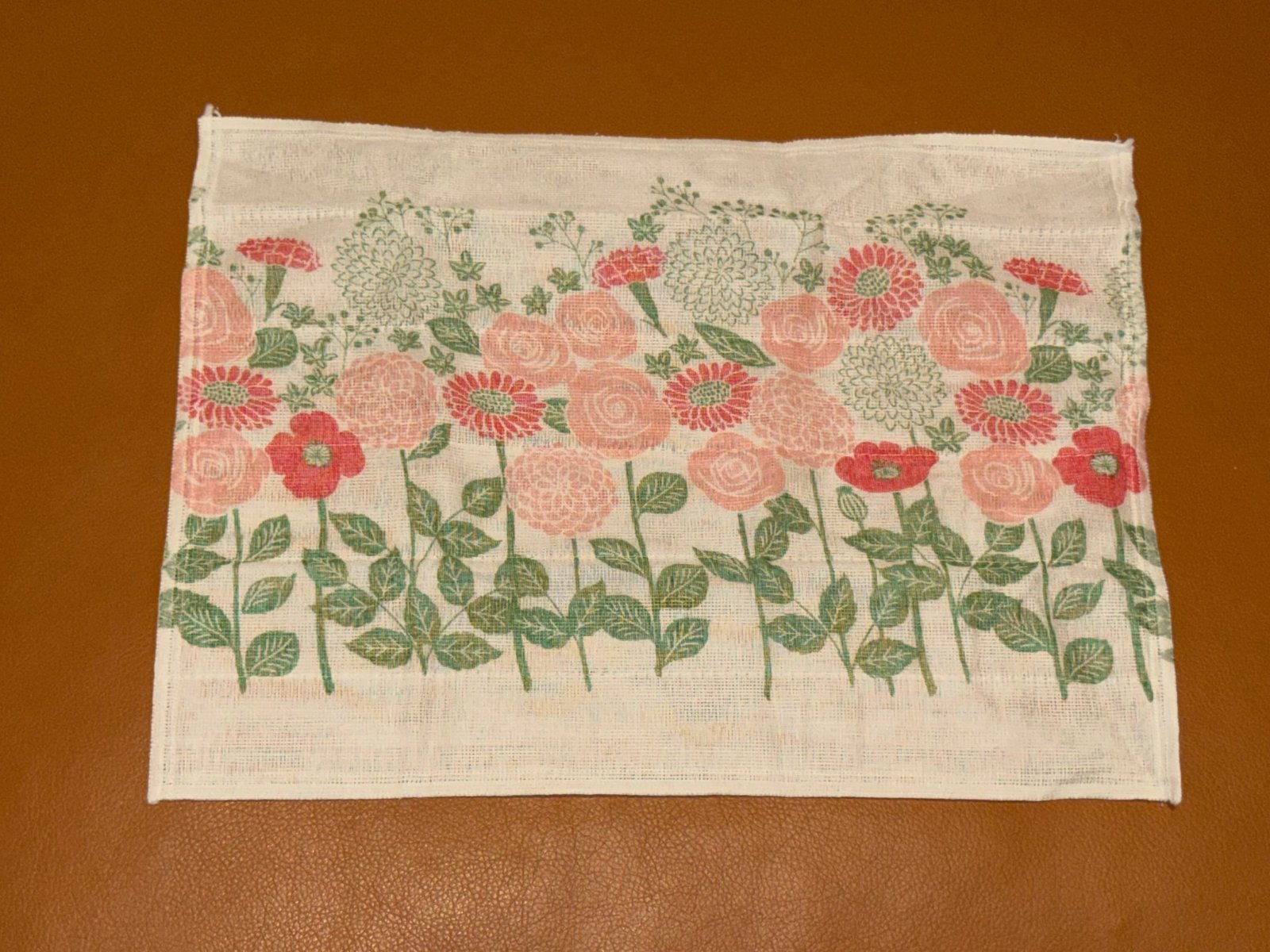 Torchon kayaori déplié, motif bouquet de roses, dahlias et œillets roses sur fond écru