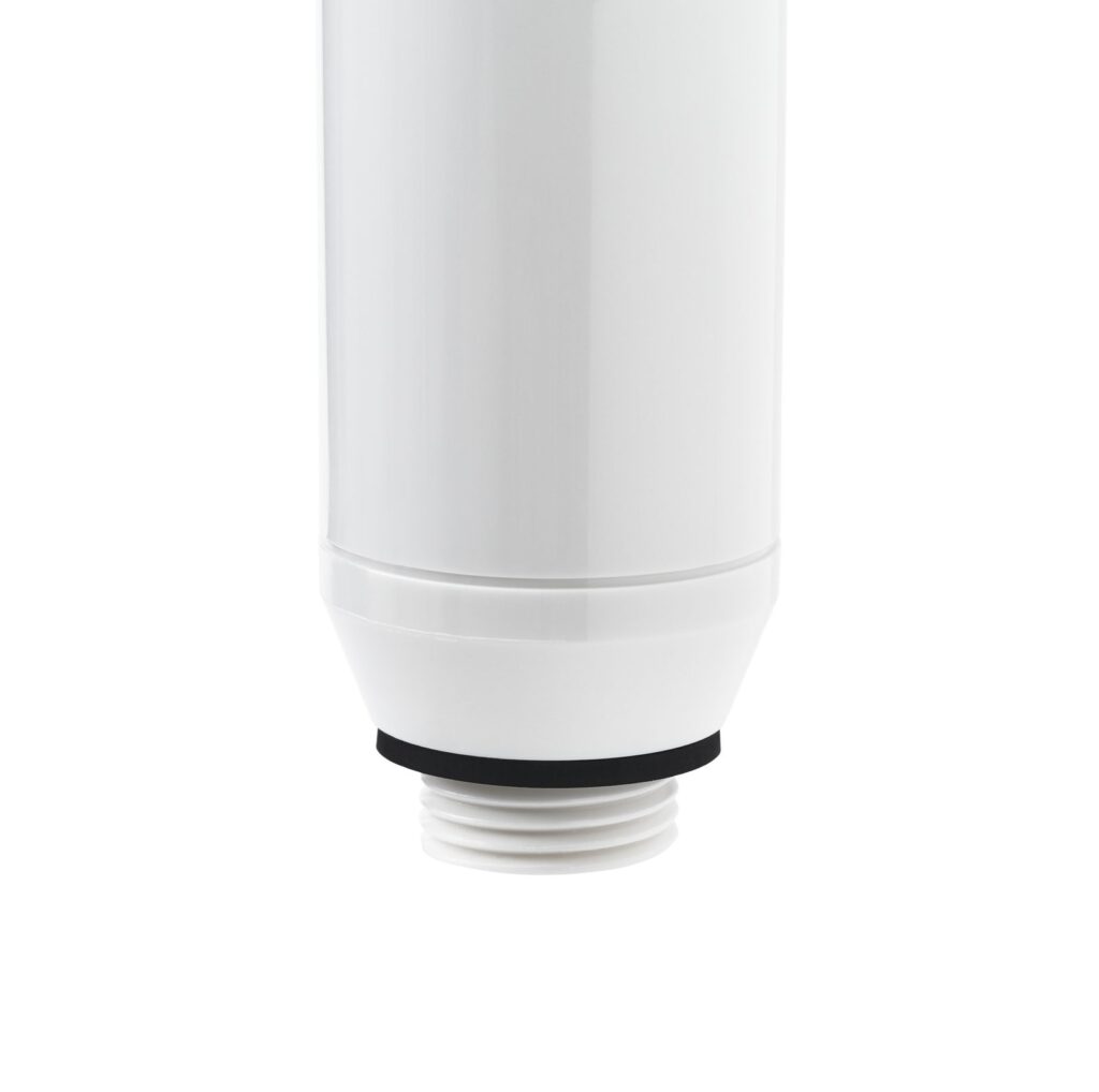 Gros plan sur le raccord fileté G1/2 du filtre de douche ionac